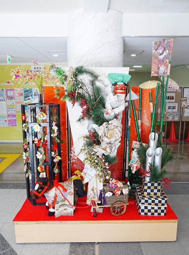 門真市民プラザ1階エントランスロビーにて、リサイクル工房「布くらふと」の皆様が制作された正月飾りを展示しております。

2026年の干支である「午（うま）」をあしらった豪勢な作品をはじめとした飾りつけが魅力的です。

門真市民プラザにお越しの際は、ぜひ写真を撮ってSNSにUPするなどして、お楽しみください。

#門真市民プラザ #正月飾り
#2026年 #エントランスロビー