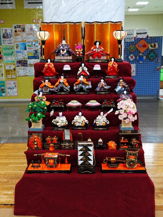 🎎🎎🎎🎎🎎🎎🎎🎎🎎

門真市民プラザの1階エントランスにて、雛飾りが登場しました✨

豪華な7段飾り、可愛らしい雛人形たちがプラザに華をもたらしてくれています💝
プラザにお越しの際は、ぜひ写真を撮ってSNSにUPするなどして、お楽しみください📸

#門真市民プラザ
#雛飾り
#季節の飾り
#雛人形
#ひな祭り